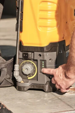 DeWALT 4 Gal.Cordless Backpack Sprayer -Mowers Store 2772220 3 68099.1675195493